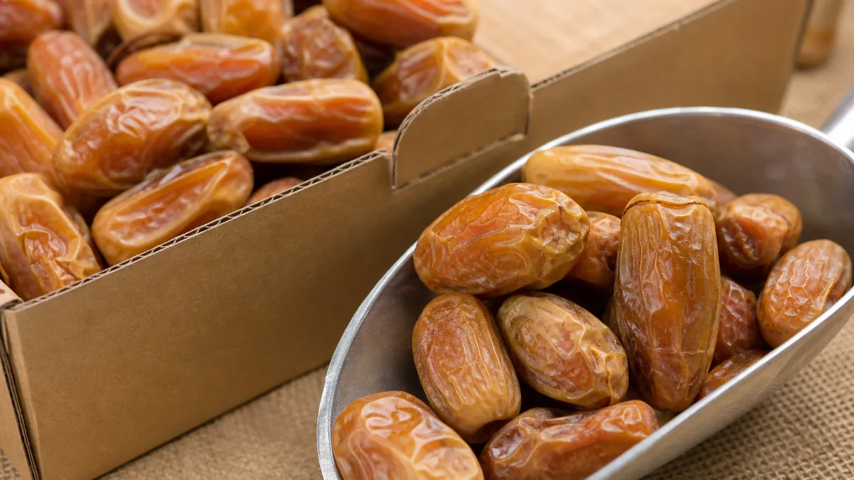 قیمت خرما زاهدی عمده بر پایه ظاهر یکنواخت و بستهبندی