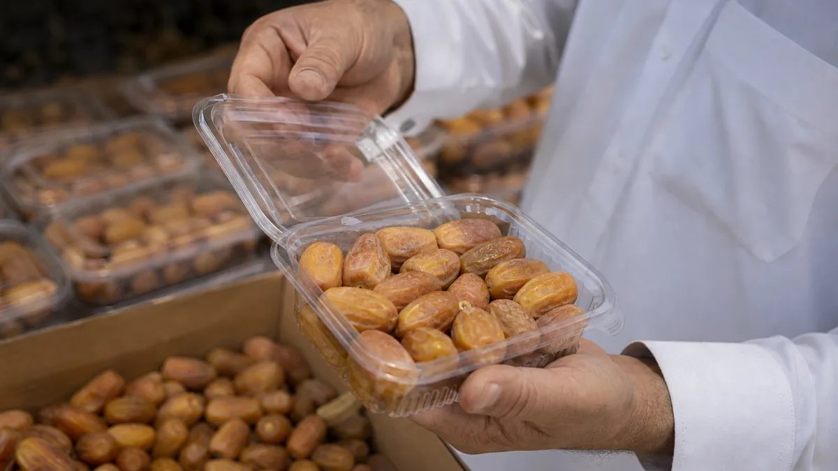 خرما زاهدی درجه یک با ظاهر طلایی و بافت یکدست